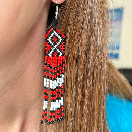 Boucles d'oreilles en perles de verre (miçanga) - rouge noir et blanc - Ethnie Wai Wai