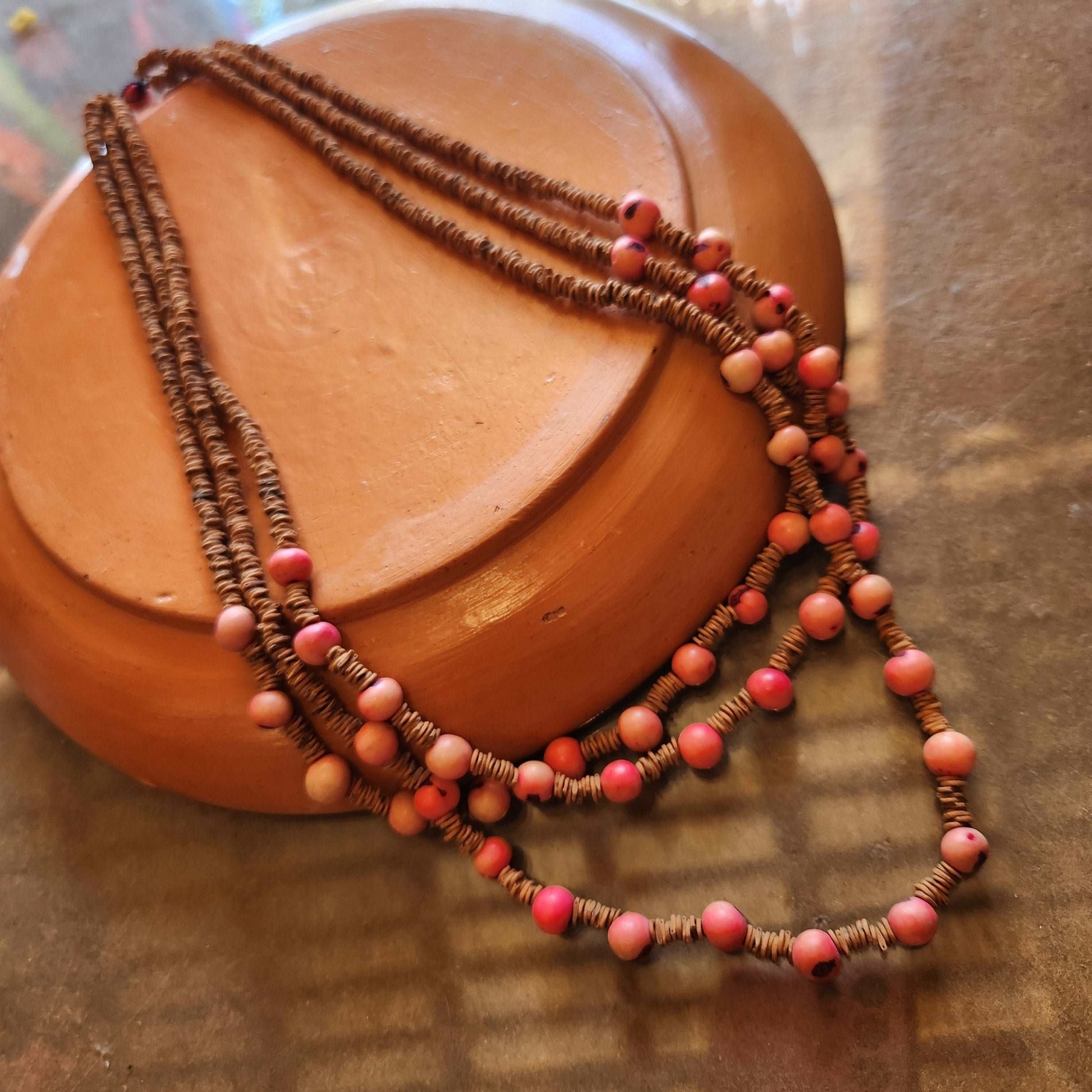 Collier de graines de morototo naturelles et açai rose - 3 lignes