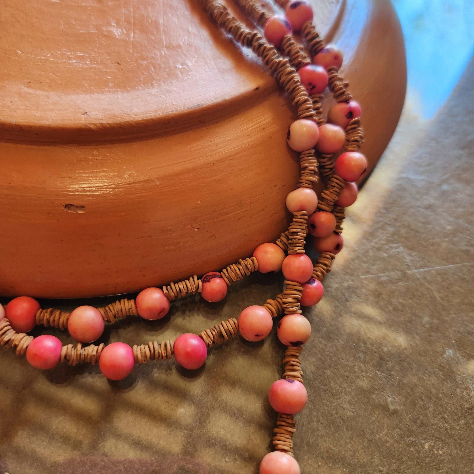 Collier de graines de morototo naturelles et açai rose - 3 lignes