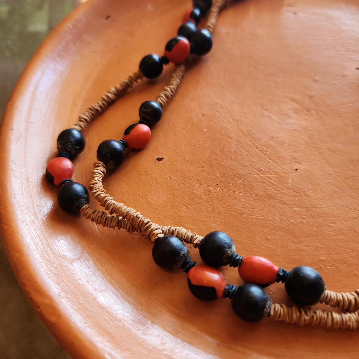 Collier graines morototo naturelles, saboneteira et olho de cabra rouge et noir