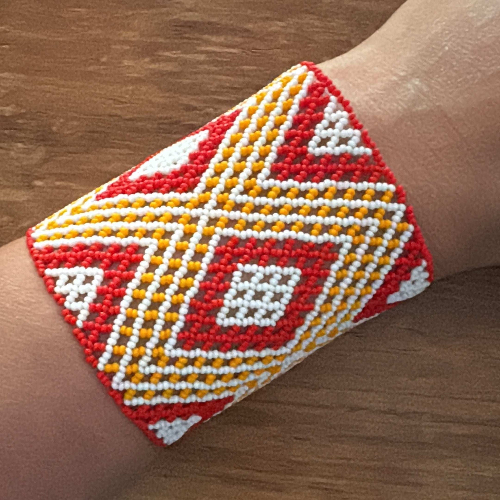 Bracelet en perles de verre (Miçanga) - rouge orange et blanc - Ethnie Kayapo