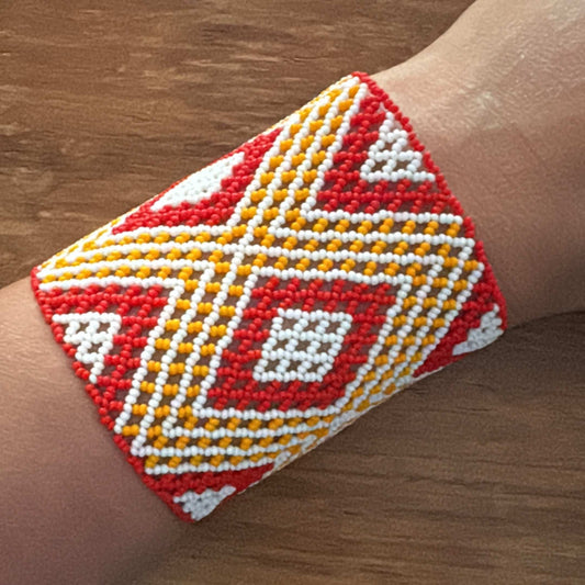 Bracelet en perles de verre (Miçanga) - rouge orange et blanc - Ethnie Kayapo