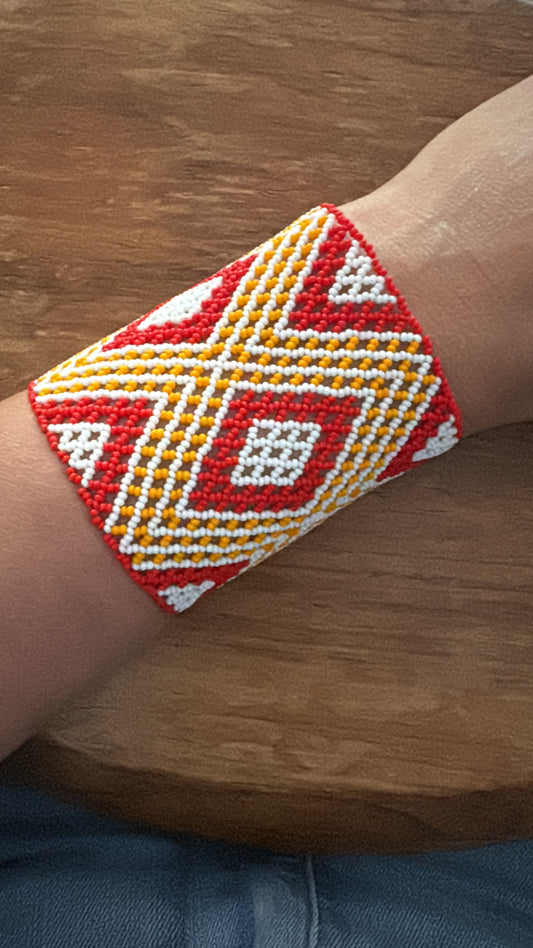 Bracelet en perles de verre (Miçanga) - rouge orange et blanc - Ethnie Kayapo