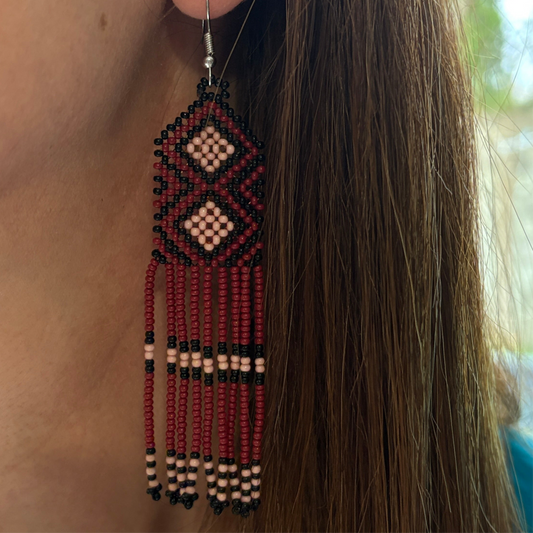 Boucles d'oreilles en perles de verre (miçanga) - bordeaux, noir et rose - Ethnie Wai Wai
