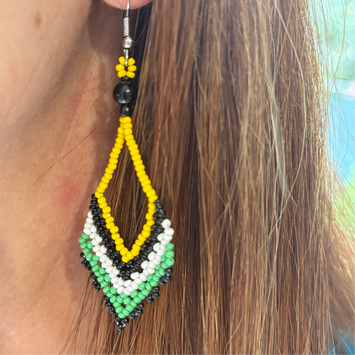 Boucles d'oreilles en perles de verre (miçanga) en V jaune pointe noire - Ethnie Wai Wai