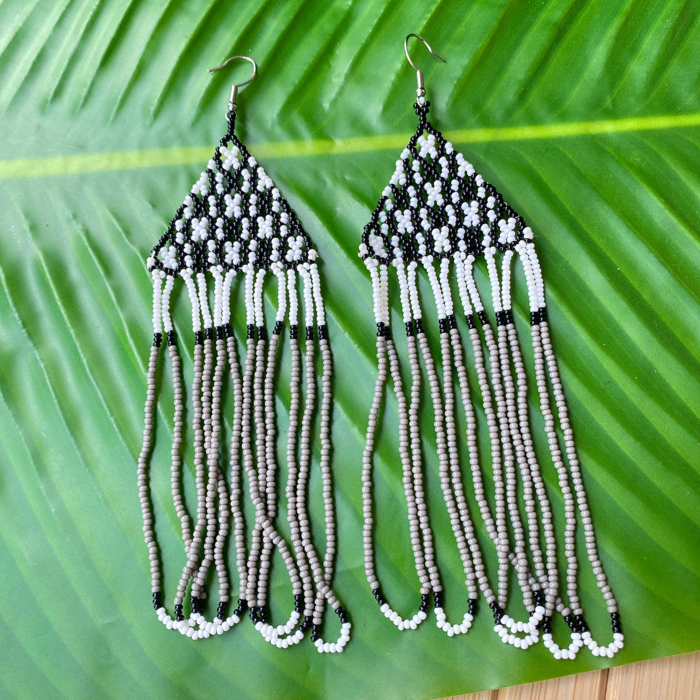 Boucles d'oreilles Miçanga - noir blanc et gris - Ethnie Kayapo