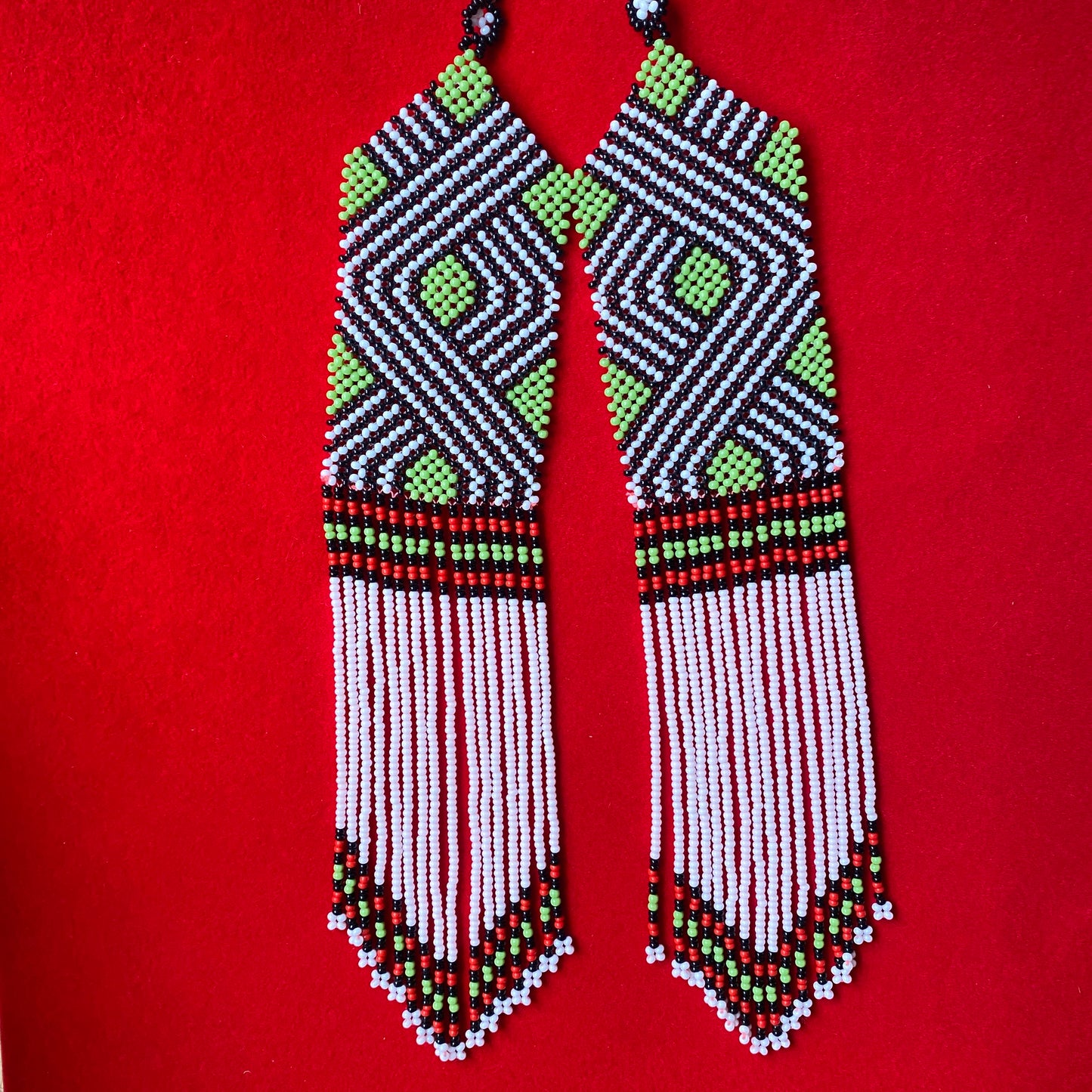 Boucles d'oreilles Miçanga - blanc, noir et vert- Ethnie Kayapo