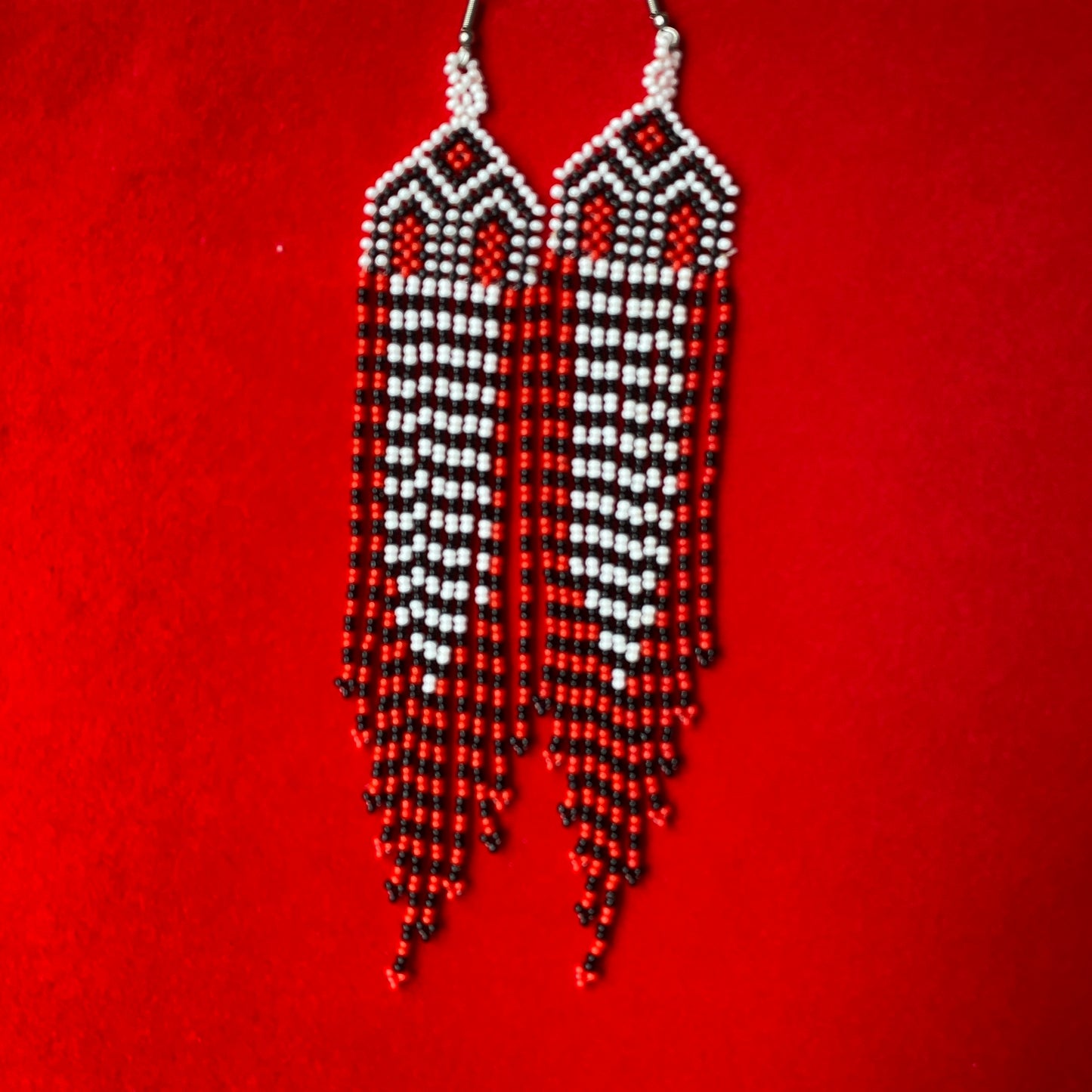 Boucles d'oreilles Miçanga - rouge blanc et noir - Ethnie Kayapo