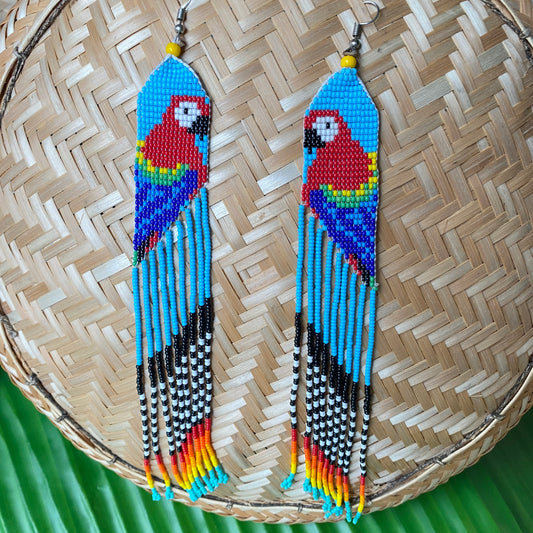 Boucles d'oreilles miçanga - ara rouge - fond bleu - Ethnie Tapirapé