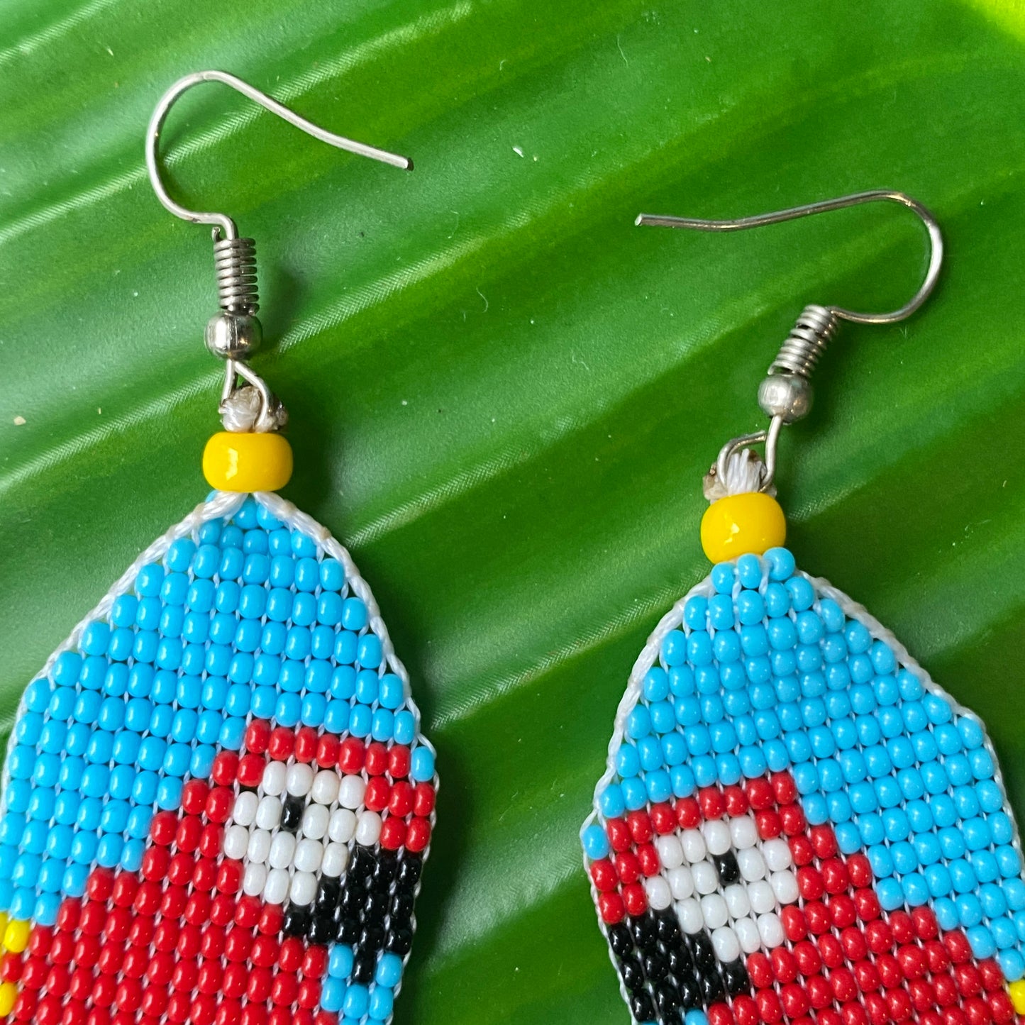 Boucles d'oreilles miçanga - ara rouge - fond bleu - Ethnie Tapirapé