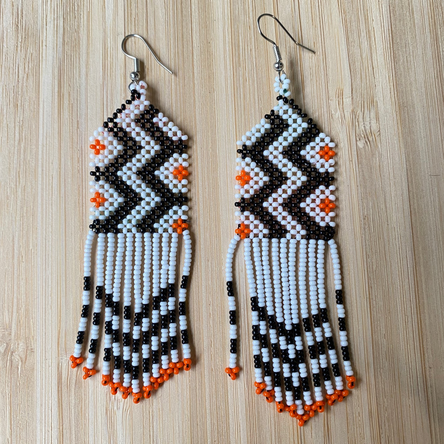 Boucles d'oreilles Miçanga - blanc noir et pointes oranges - Ethnie Wai Wai