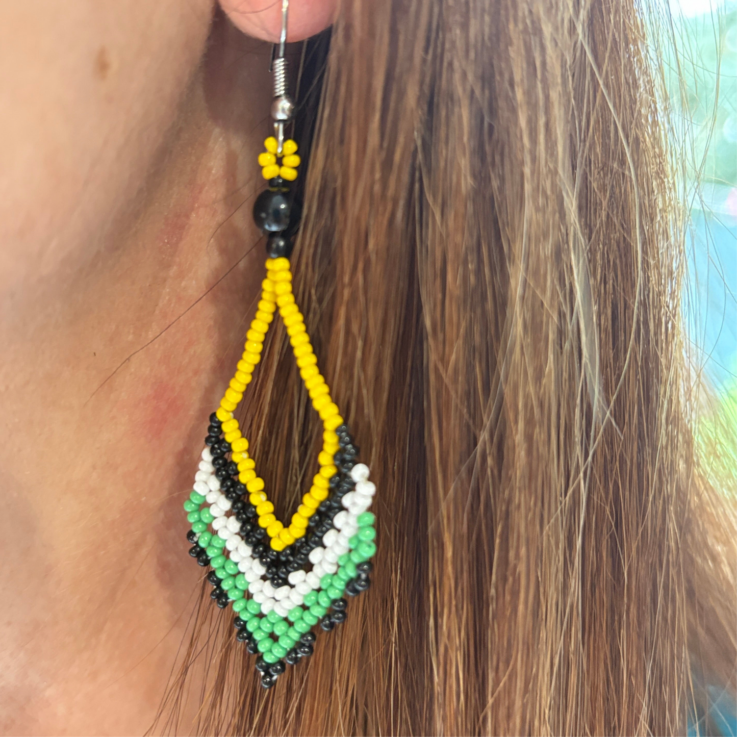 Boucles d'oreilles en perles de verre (miçanga) en V jaune pointe noire - Ethnie Wai Wai