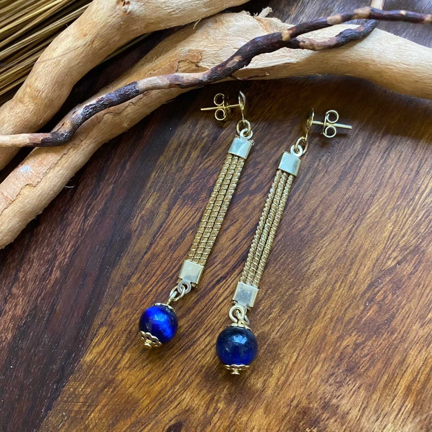 Boucles d'oreilles Capim Dourado lignes et pierre naturelle oeil de tigre bleu