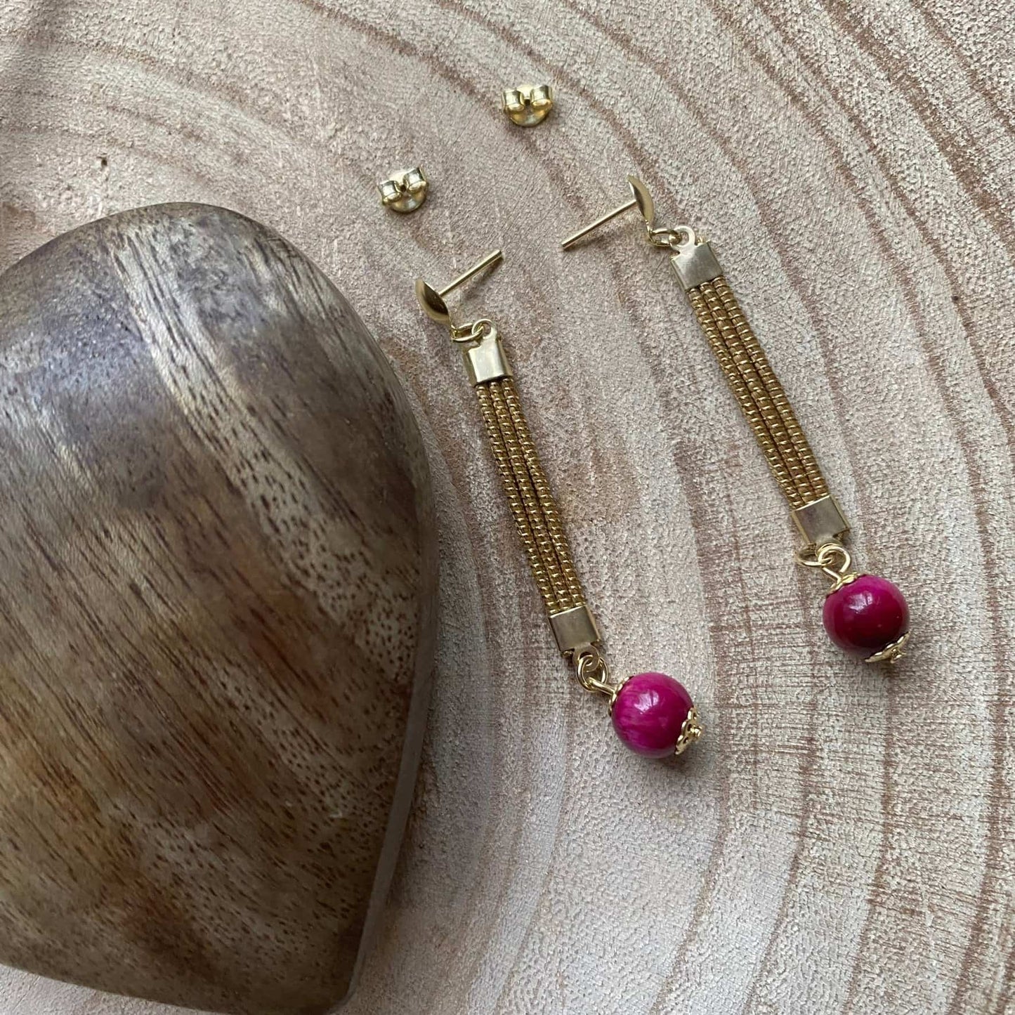 Boucles d'oreilles Capim Dourado lignes et pierre naturelle oeil de tigre rubis