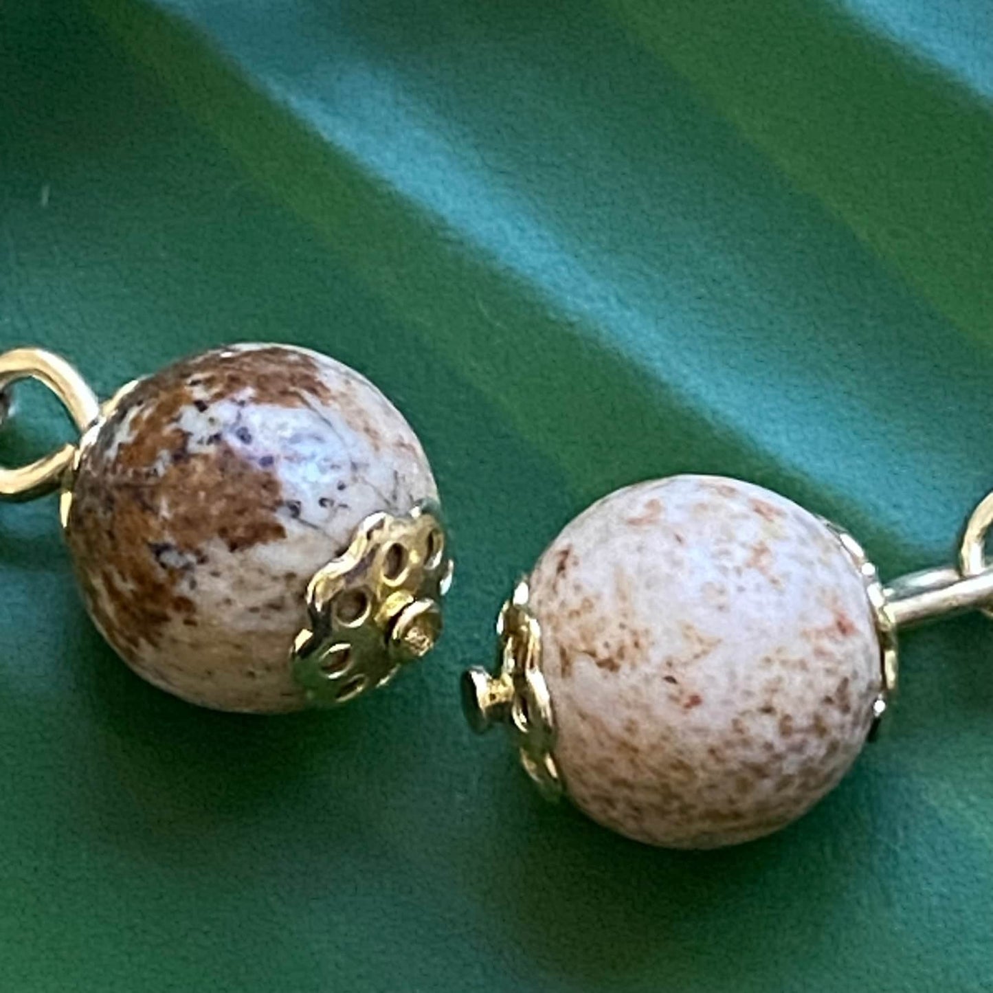 Boucles d'oreilles Capim Dourado vague et pierre naturelle jaspe bois