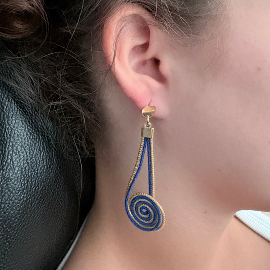 Boucles-oreilles-Capim-Dourado-buriti-bleu-spirale-1