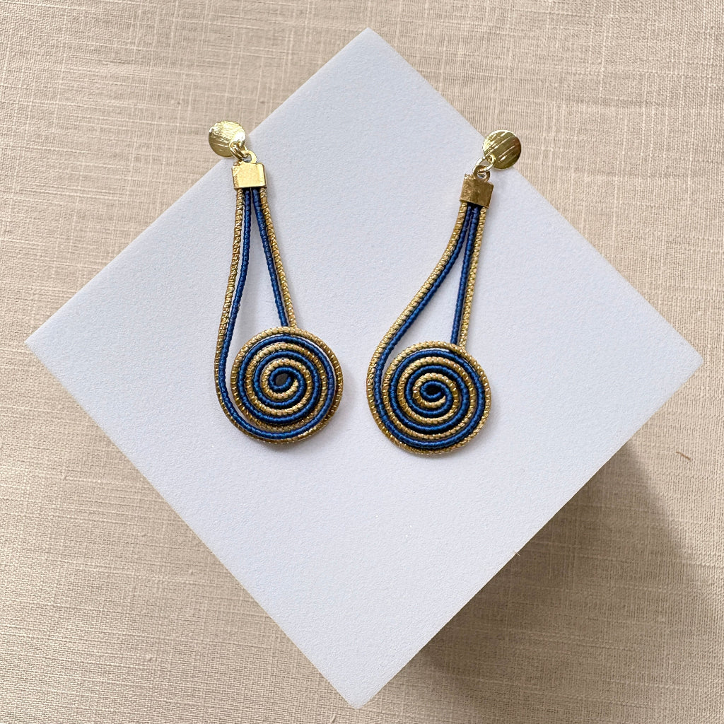 Boucles-oreilles-Capim-Dourado-buriti-bleu-spirale-2