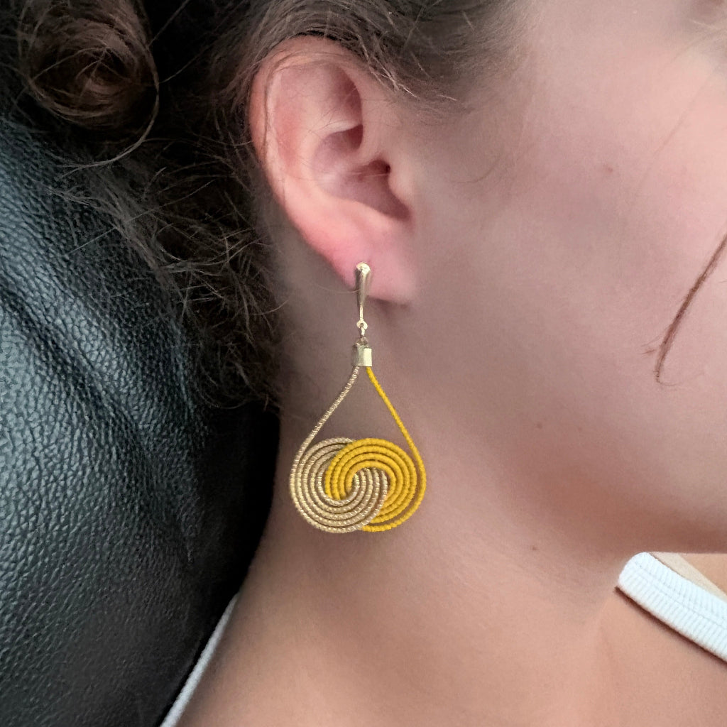 Boucles d'oreilles Capim Dourado et buriti jaune infini