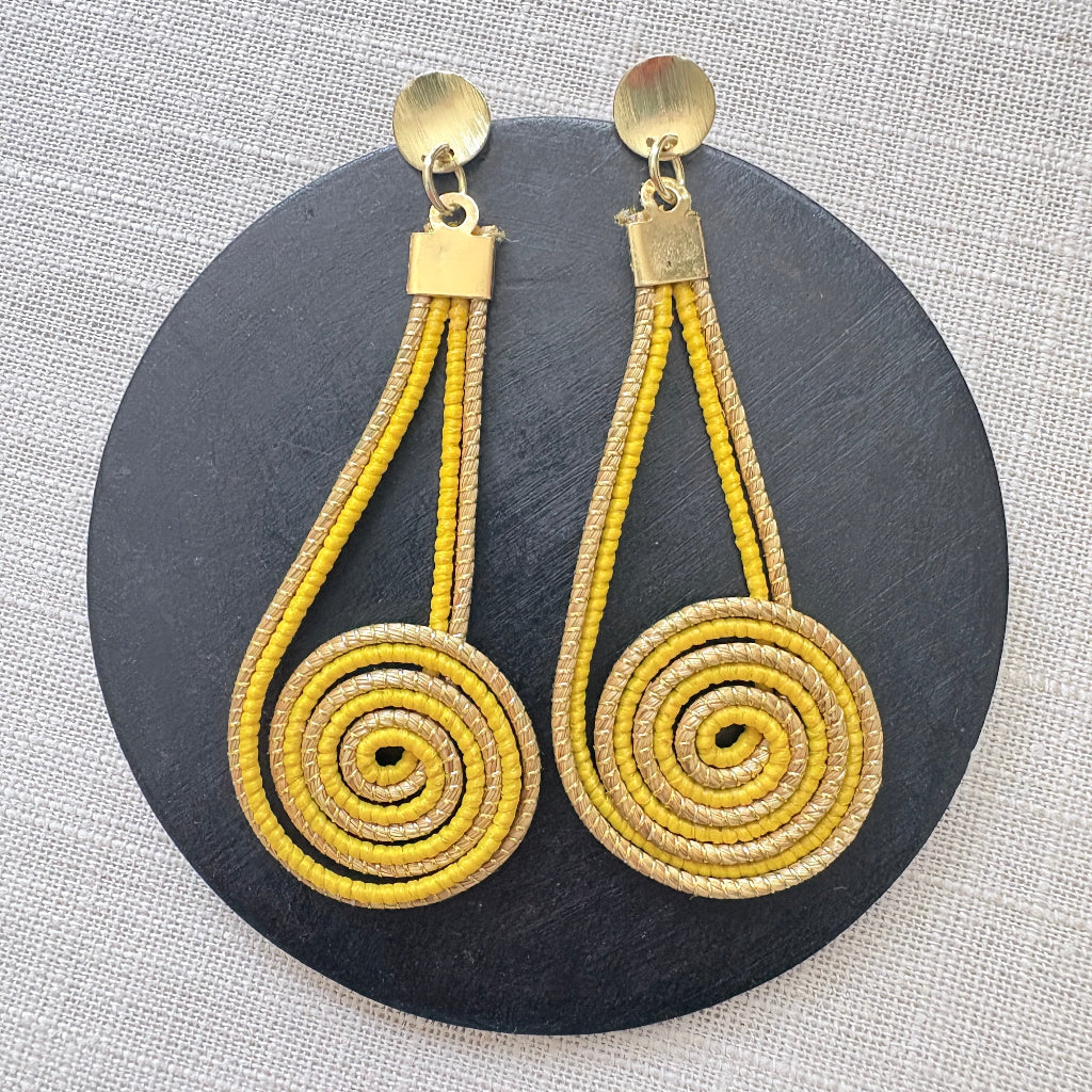 Boucles-oreilles-Capim-Dourado-buriti-jaune-spirale-2