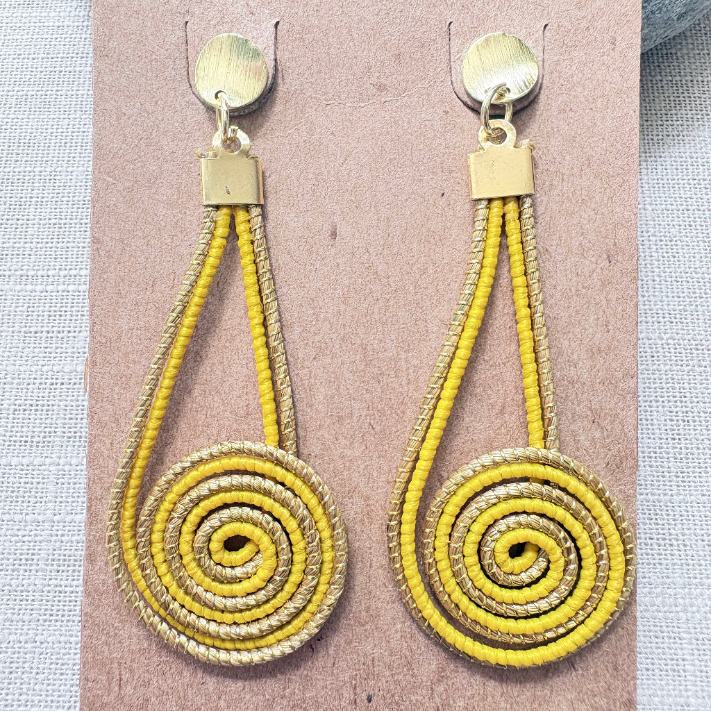 Boucles-oreilles-Capim-Dourado-buriti-jaune-spirale-3