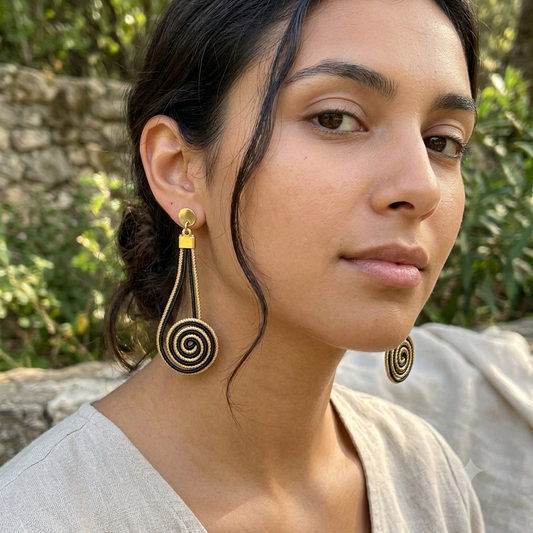 Boucles-oreilles-Capim-Dourado-buriti-noir-spirale-1