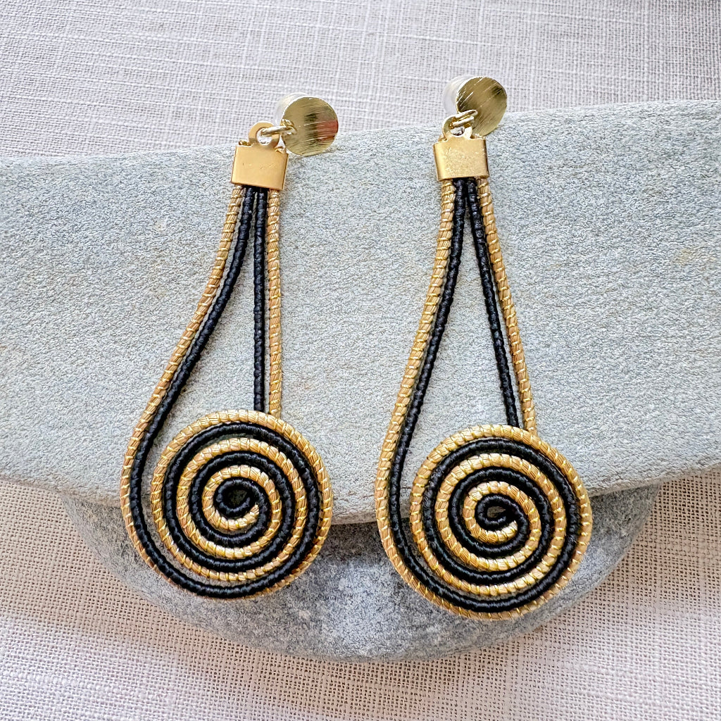 Boucles-oreilles-Capim-Dourado-buriti-noir-spirale-2