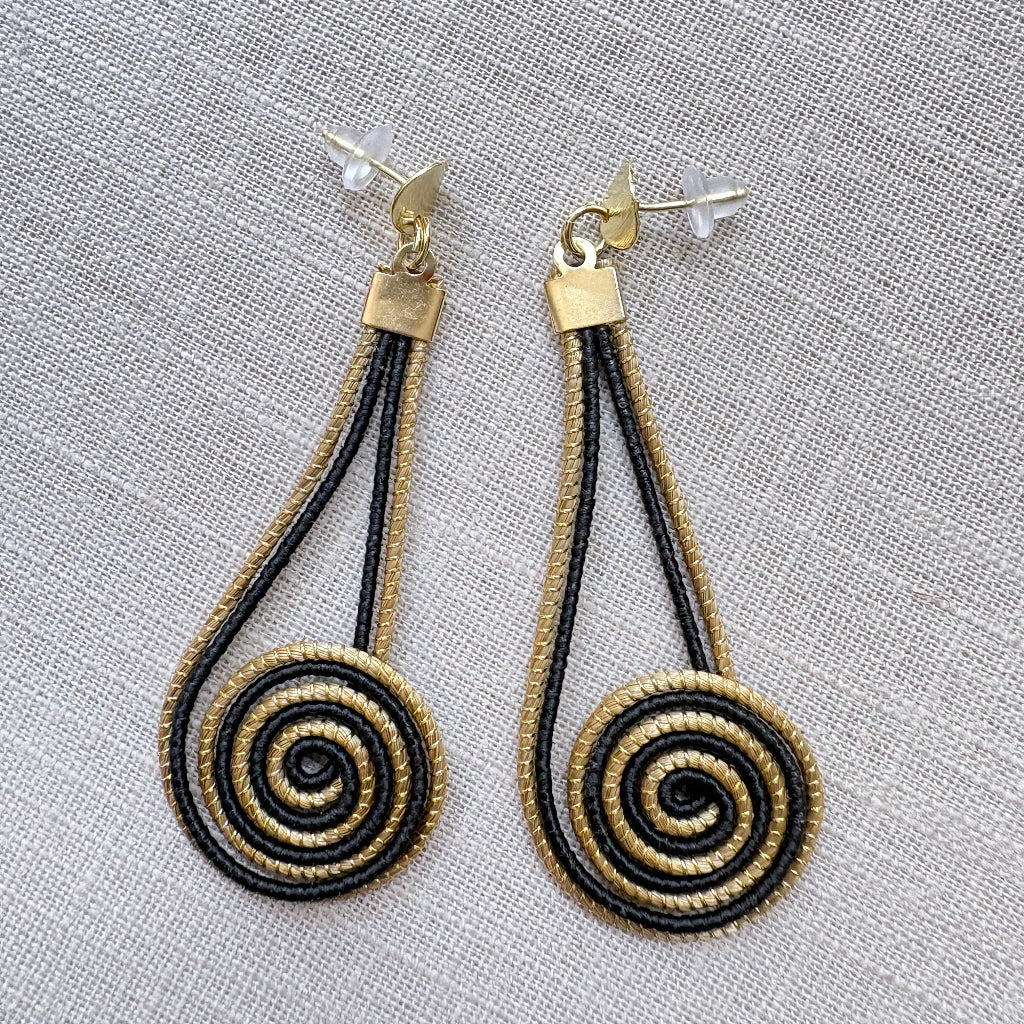 Boucles-oreilles-Capim-Dourado-buriti-noir-spirale-3