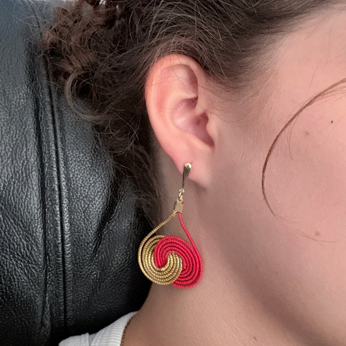Boucles-oreilles-Capim-Dourado-buriti-rouge-infini