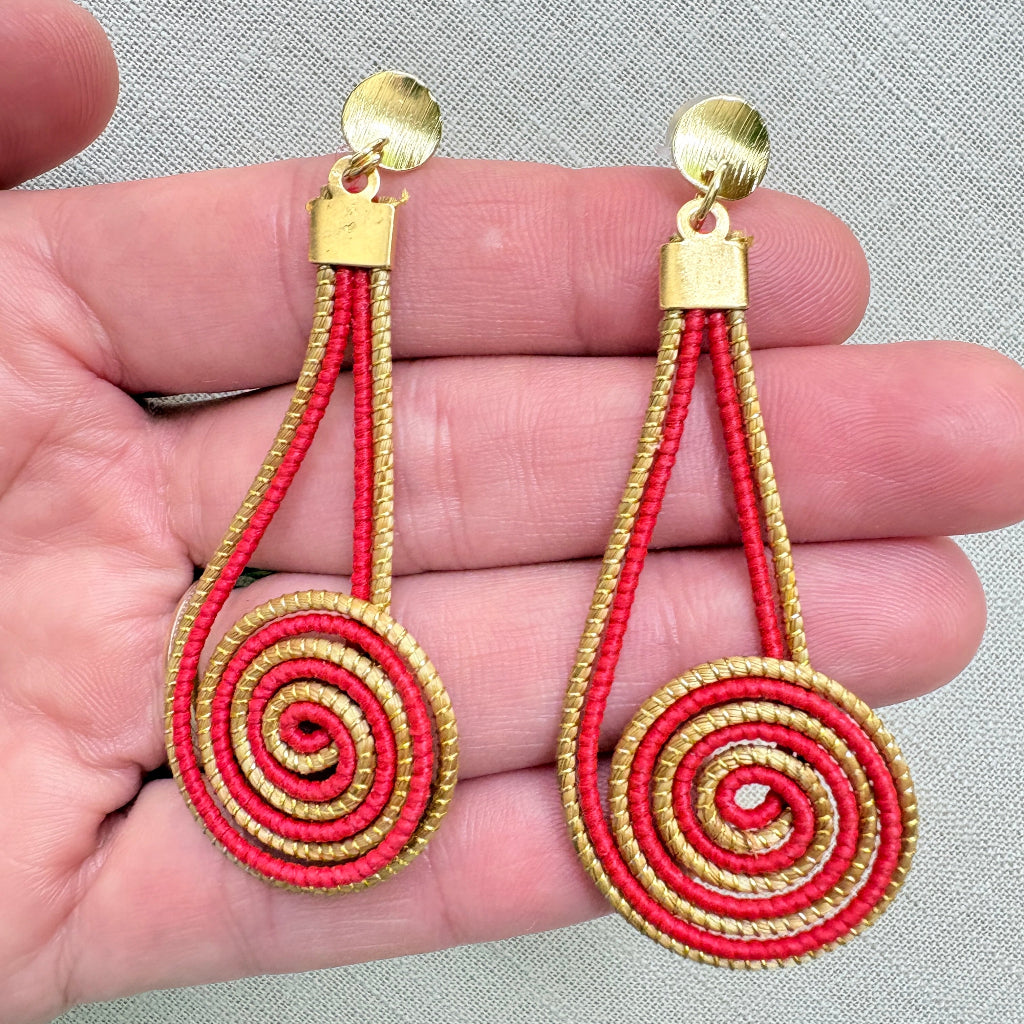 Boucles-oreilles-Capim-Dourado-buriti-rouge-spirale-3