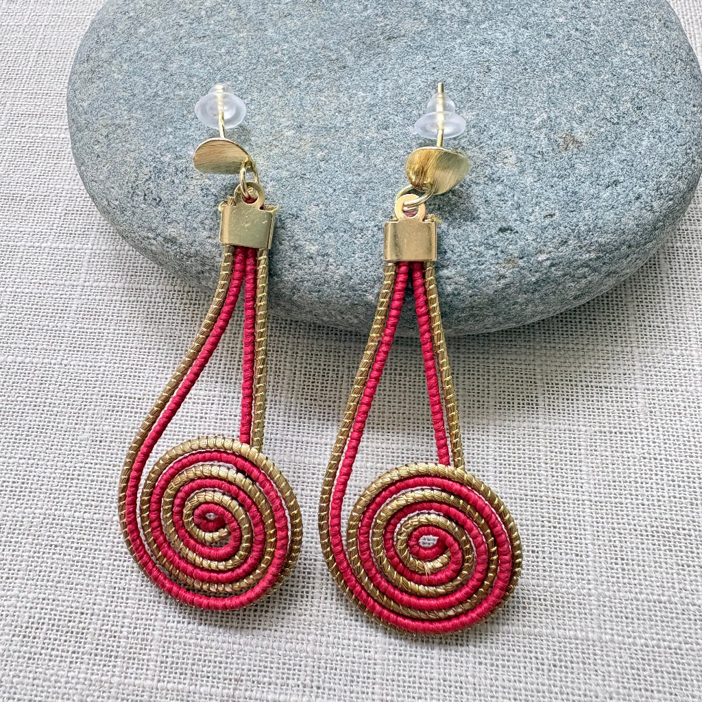 Boucles-oreilles-Capim-Dourado-buriti-rouge-spirale-4