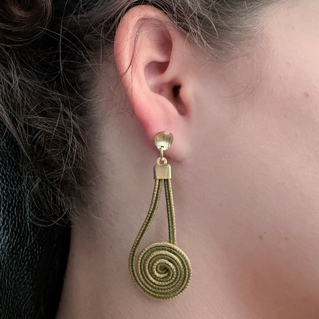 Boucles d'oreilles Capim Dourado et buriti vert spirale