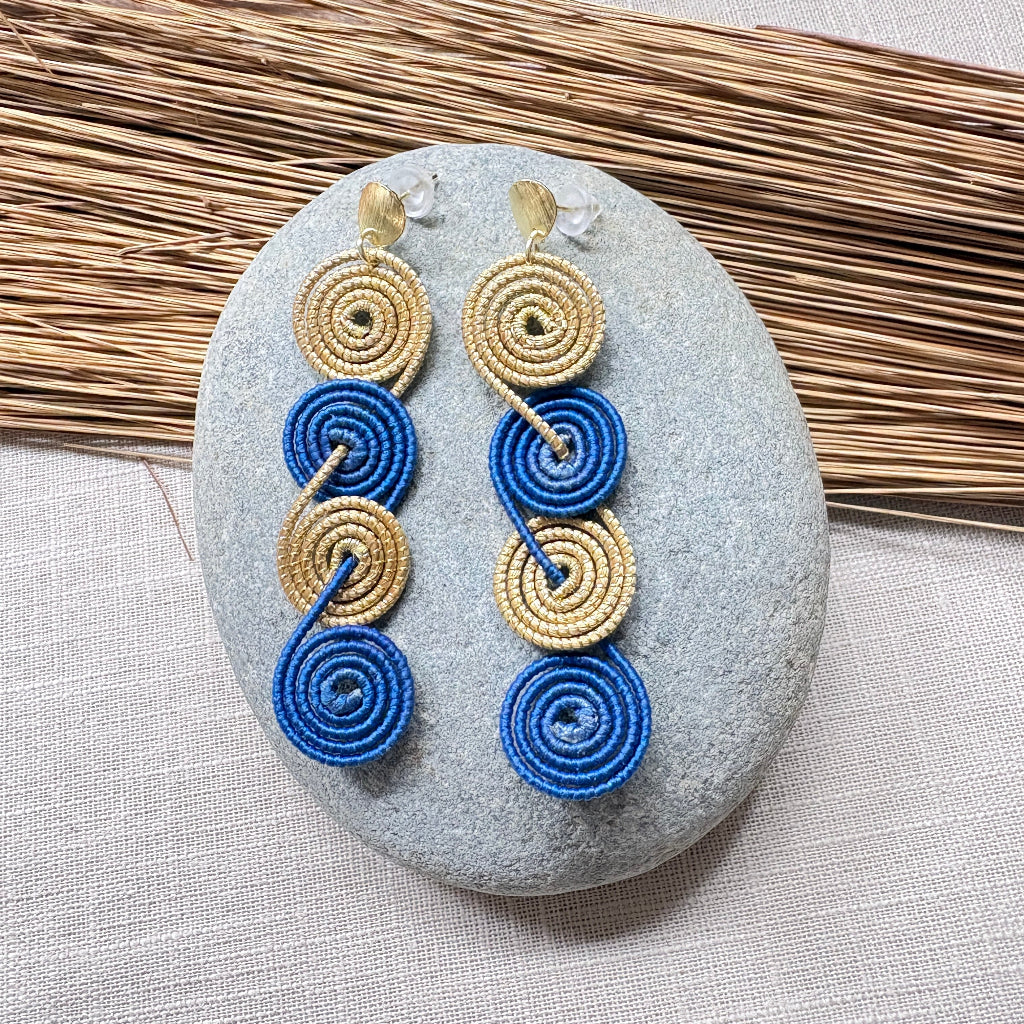 Boucles-oreilles-capim-dourado-buriti-bleu-quatre-spirales-3