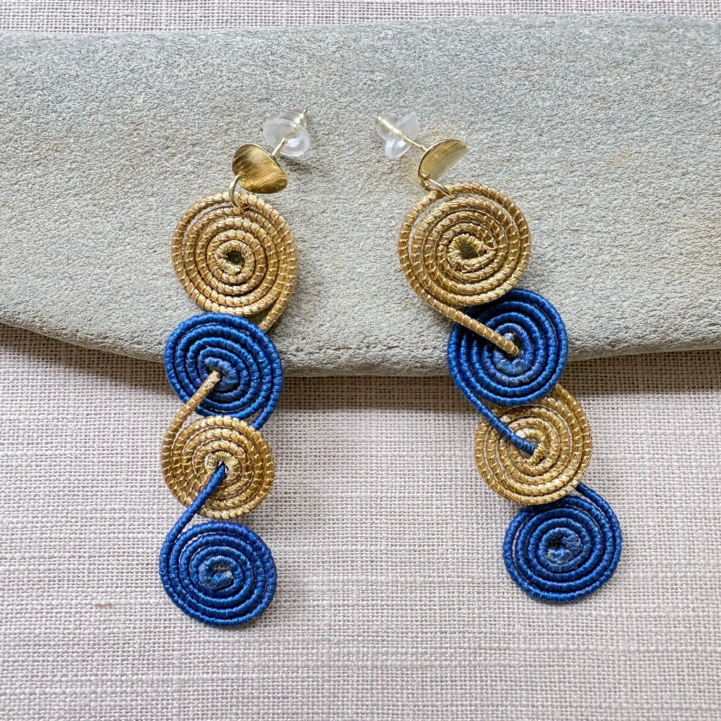 Boucles-oreilles-capim-dourado-buriti-bleu-quatre-spirales-4