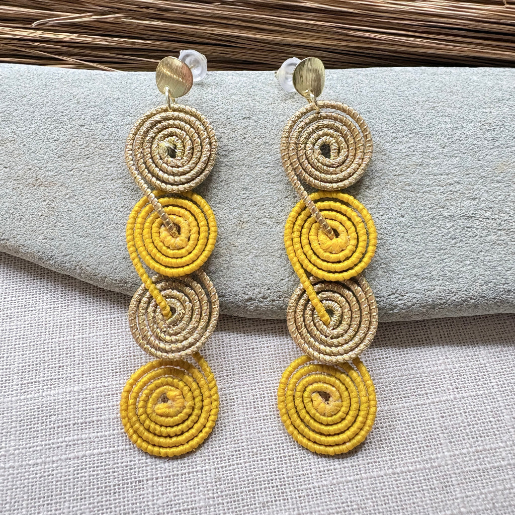 Boucles-oreilles-capim-dourado-buriti-jaune-quatre-spirales-2