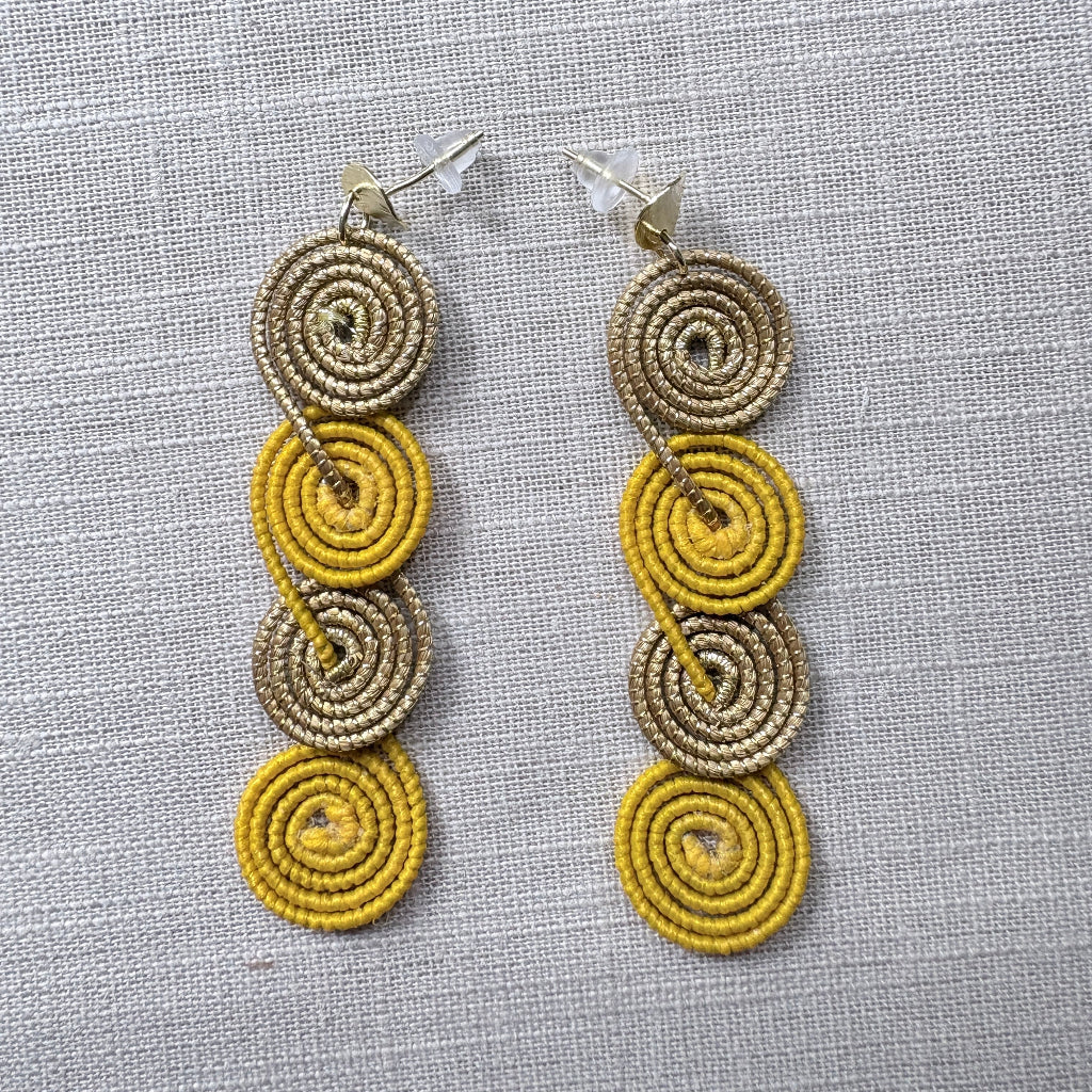 Boucles-oreilles-capim-dourado-buriti-jaune-quatre-spirales-3