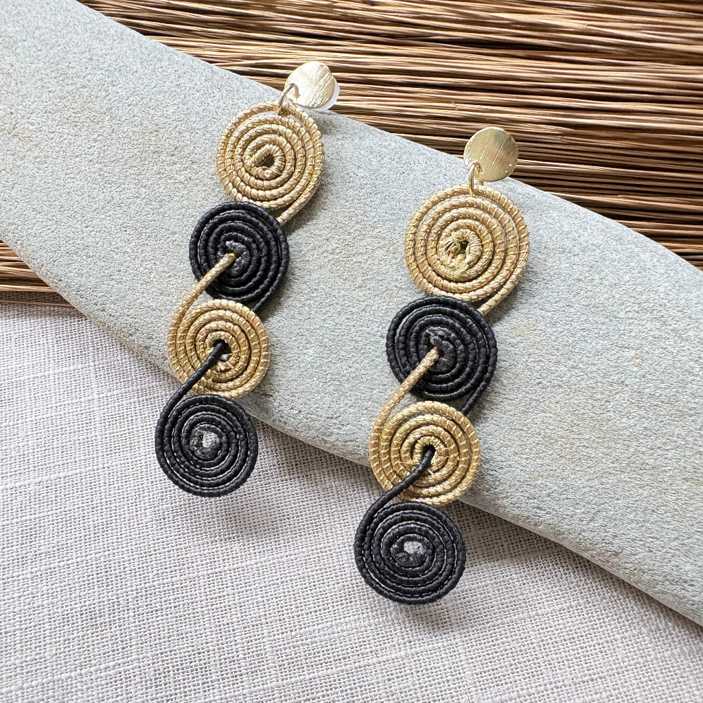 Boucles-oreilles-capim-dourado-buriti-noir-quatre-spirales-2
