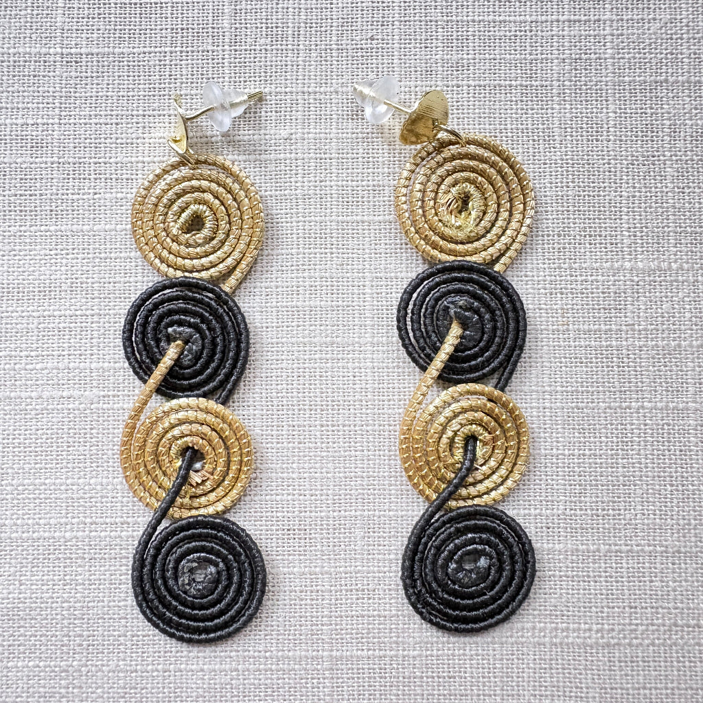 Boucles-oreilles-capim-dourado-buriti-noir-quatre-spirales-3