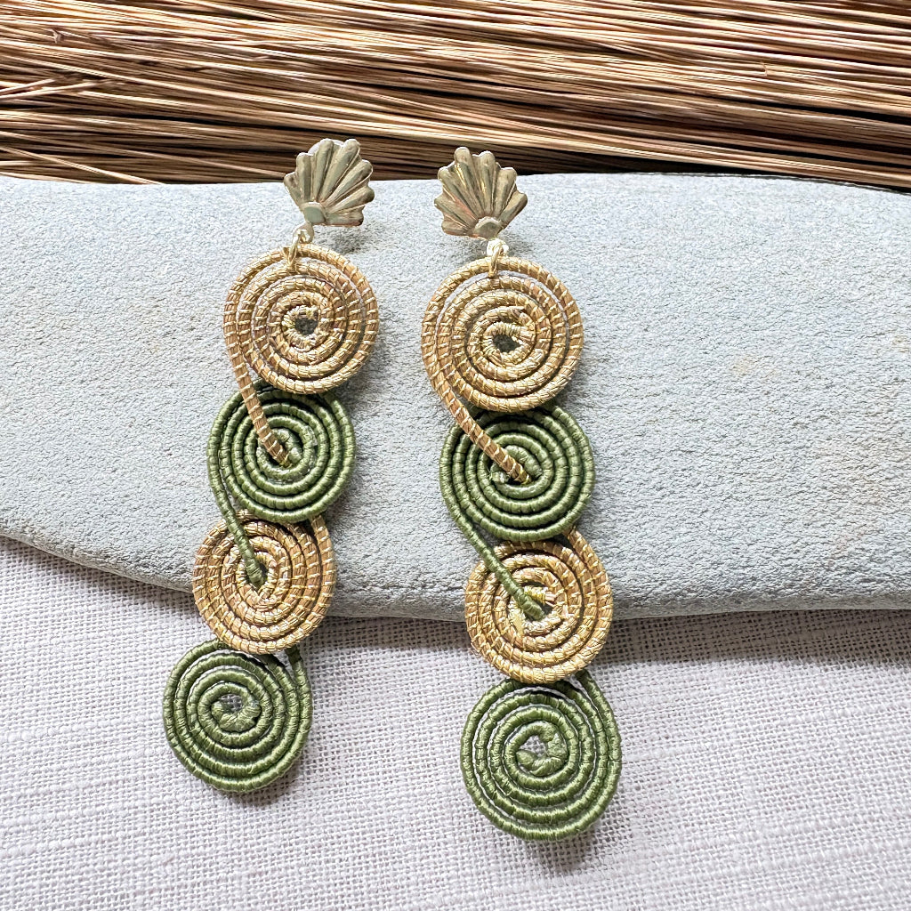 Boucles-oreilles-capim-dourado-buriti-vert-quatre-spirales-2