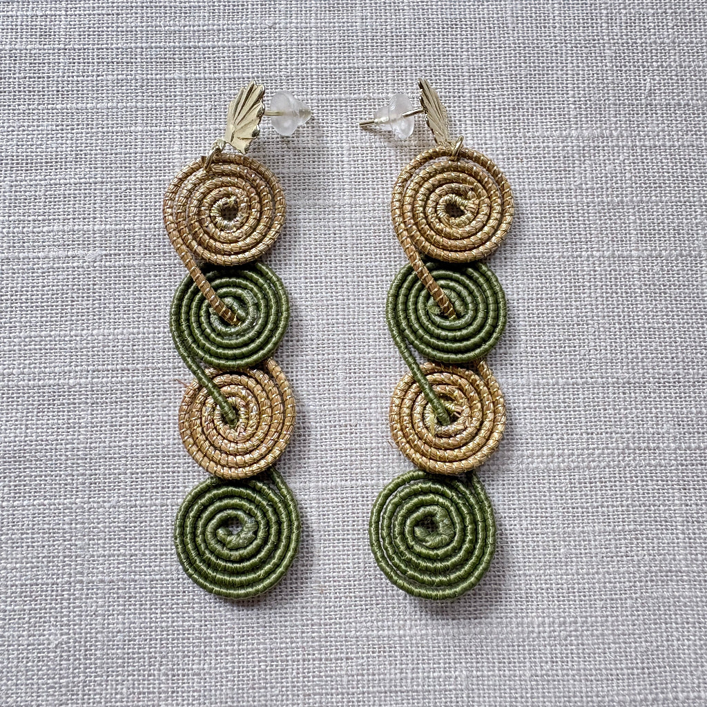 Boucles-oreilles-capim-dourado-buriti-vert-quatre-spirales-3