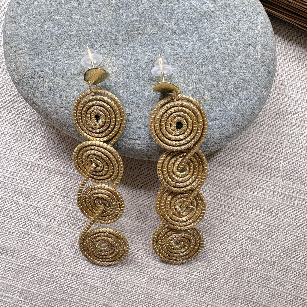 Boucles-oreilles-capim-dourado-quatre-spirales-3