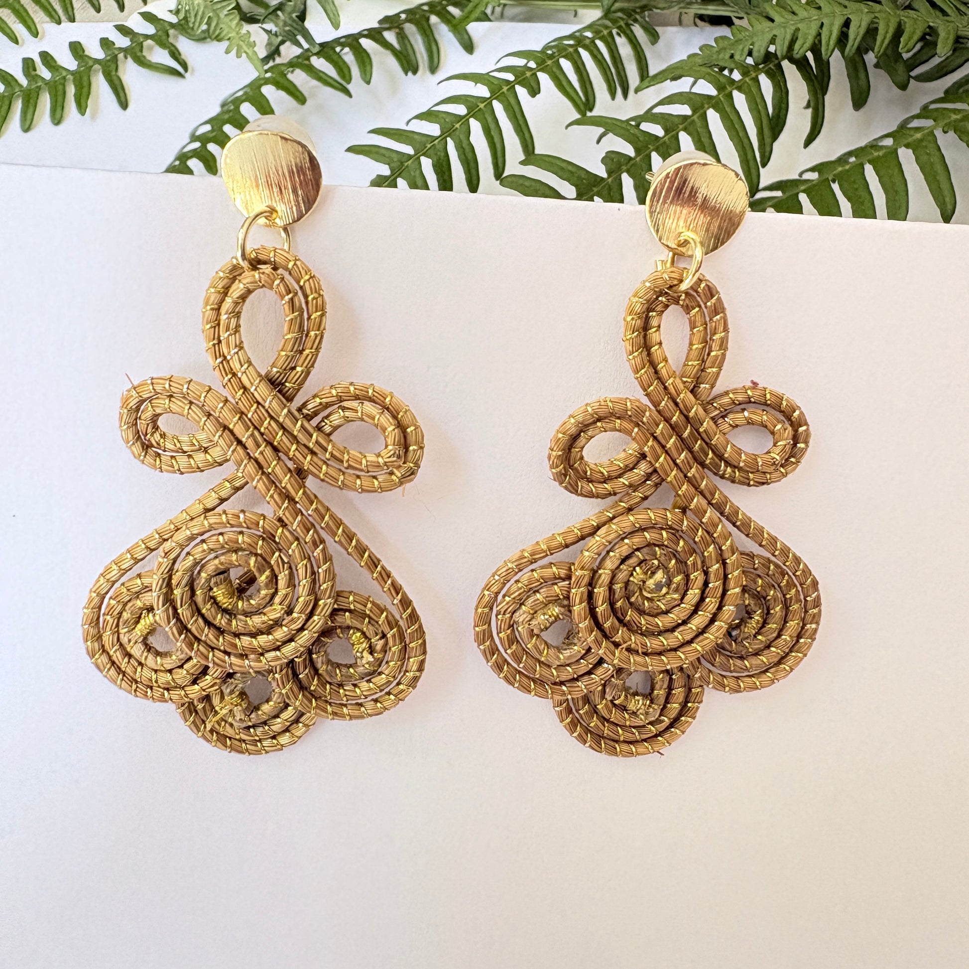 Boucles-oreilles-capim-dourado-quatre-spirales-superposes-2