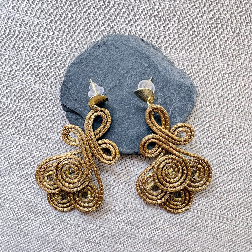 Boucles-oreilles-capim-dourado-quatre-spirales-superposes-3