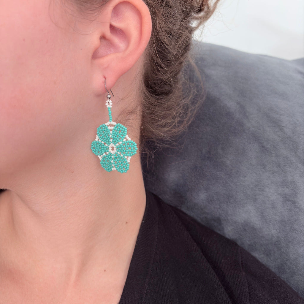 Boucles d'oreilles en perles de verre (Miçanga) - Fleur turquoise et blanc