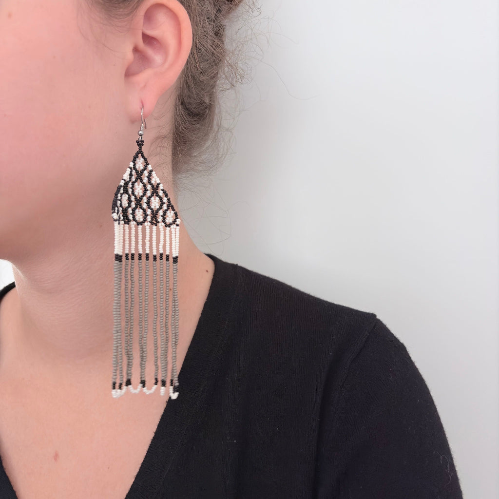 Boucles d'oreilles en perles de verre (Miçanga) - noir blanc et gris