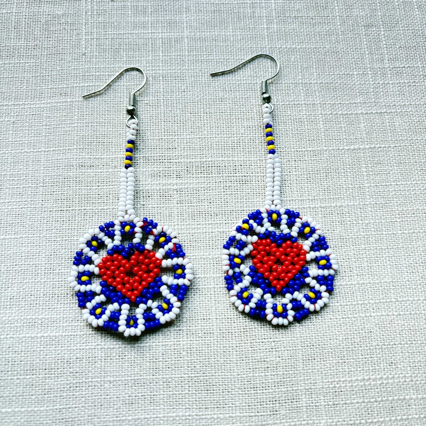Boucles d'oreilles en perles de verre (miçanga) - Fleur bleu blanc coeur rouge - Ethnie Wai Wai