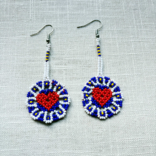 Boucles d'oreilles en perles de verre (miçanga) - Fleur bleu blanc coeur rouge - Ethnie Wai Wai