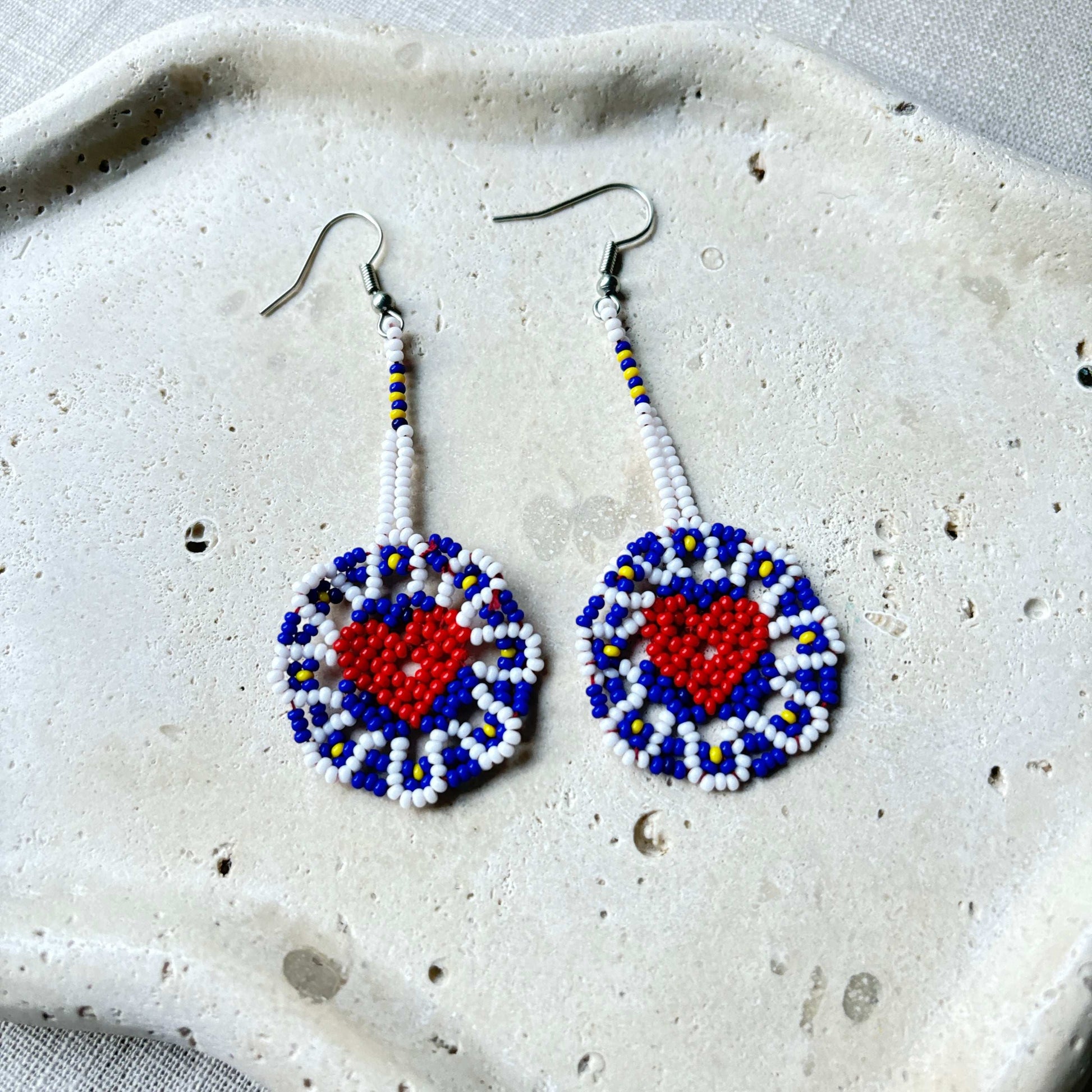Boucles d'oreilles en perles de verre (miçanga) - Fleur bleu blanc coeur rouge - Ethnie Wai Wai