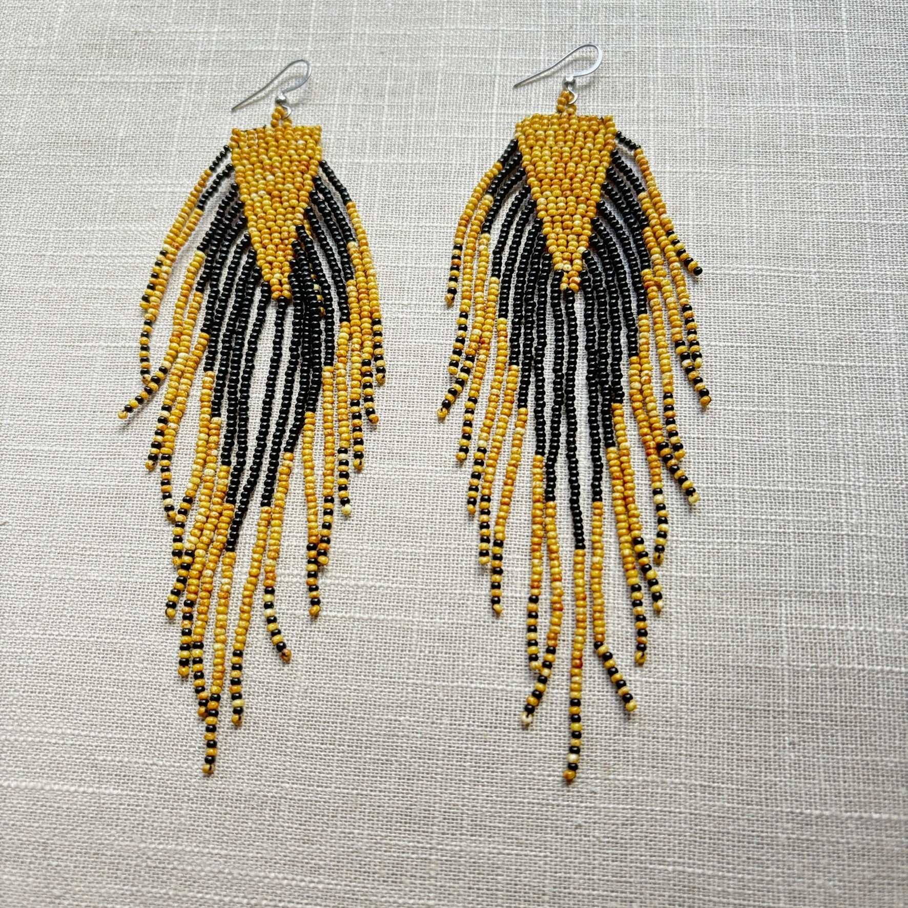 Boucles d'oreilles en perles de verre (Miçanga) - Noir et beige à franges - Ethnie Borari