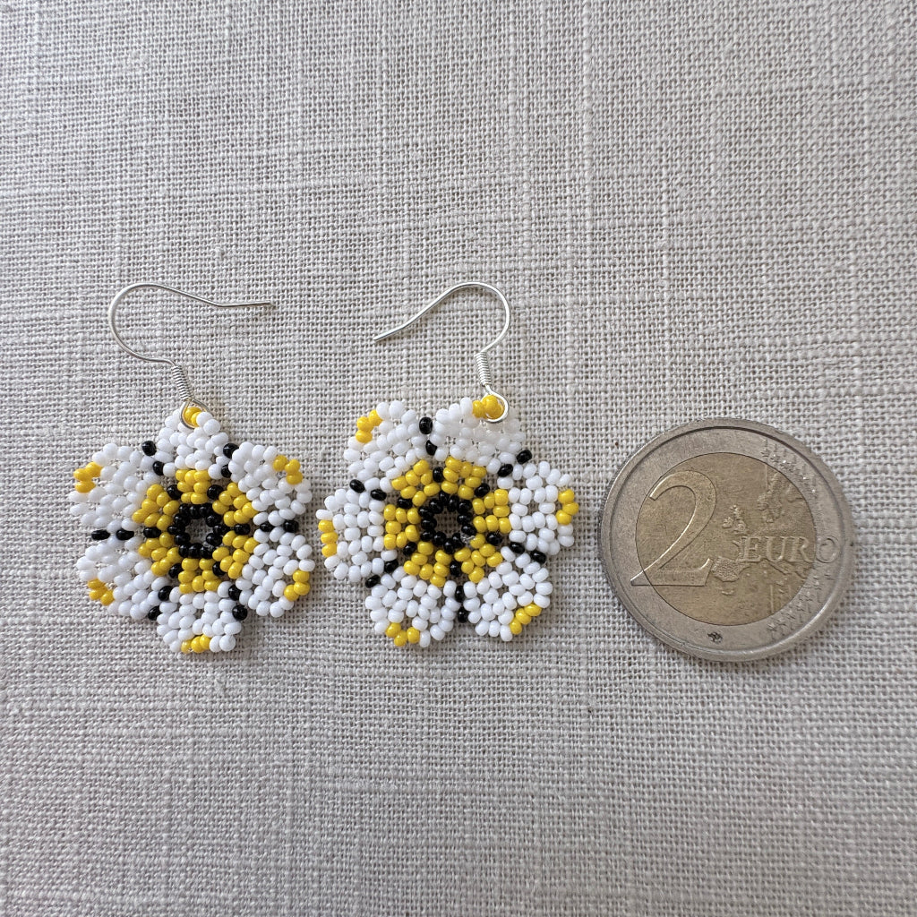 Boucles oreilles fleur blanche