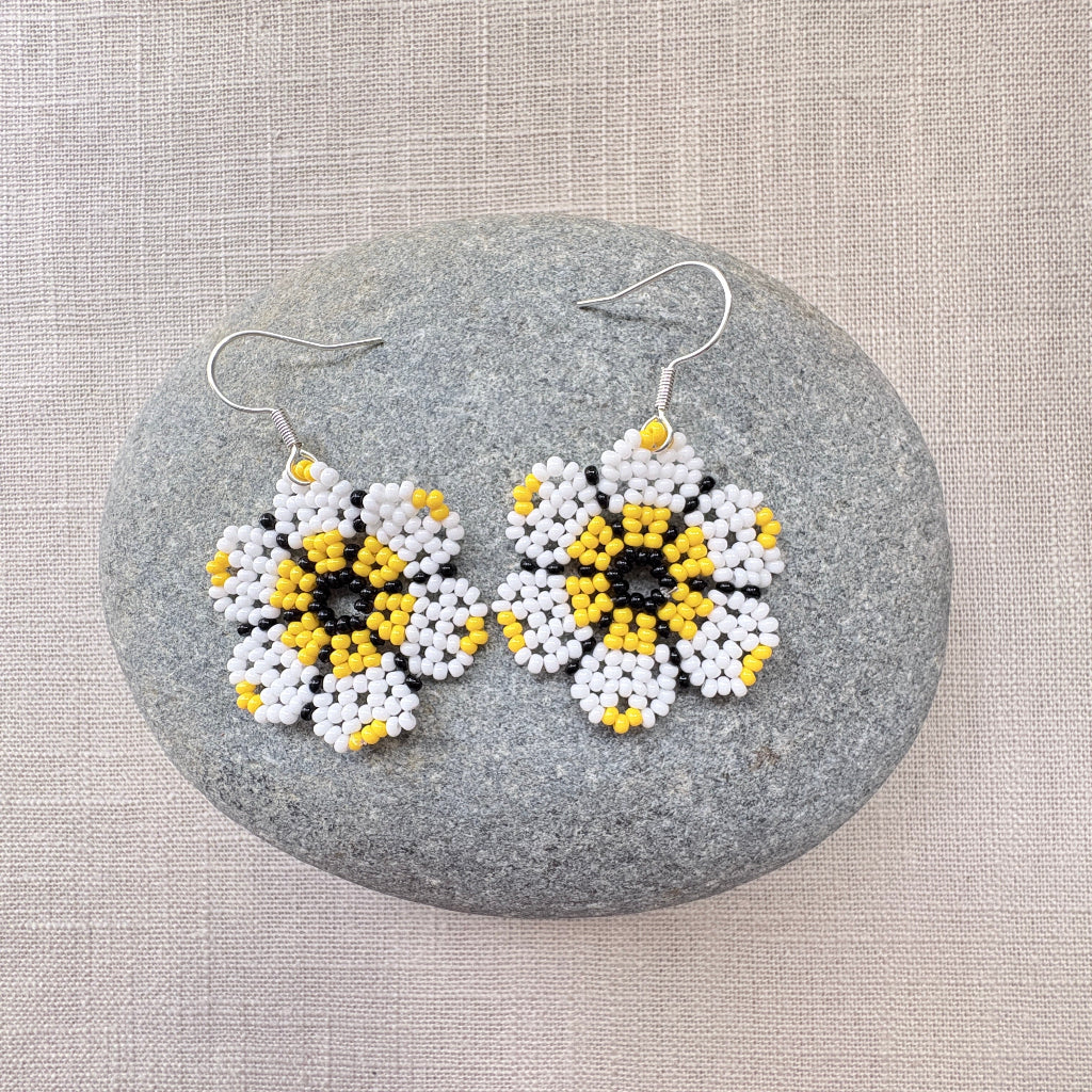 Boucles oreilles fleur blanche
